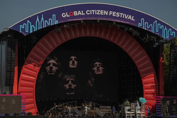 Groot gazon, Central Park, New York-27 september: koningin met Adam Lambert voeren soundcheck tijdens Global Citizen Festival. Redactionele — Stockfoto