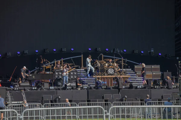 Great Lawn, Central Park, New York-september 27: drottning med Adam Lambert utföra ljudkontroll under global Citizen Festival. Redaktionella — Stockfoto