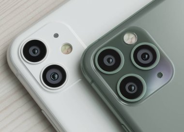 İtalya -22 Eylül 2019: Iphone 11 akıllı telefonlar masada. Iphone 11 yakın çekimde. Son Apple Mobile iphone modeli. Açıklayıcı editoryal.