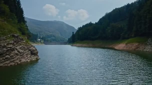 Imagens cinematográficas de alta qualidade 4k 12bit. Barragem de água e reservatório filmagem de drones aéreos em alpes suíços gerando energia hidrelétrica energia renovável e desenvolvimento sustentável — Vídeo de Stock