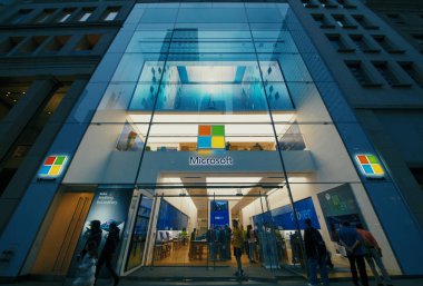 New York, ABD - 01 Mayıs 2020: Microsoft New York 'taki ofis binasının tabelası.
