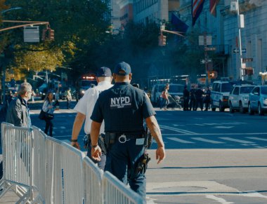 NEW YORK, ABD - 01 Mayıs 2020: Manhattan sokaklarında görevlerini yapan polis memurları. New York Polis Departmanı, NYPD