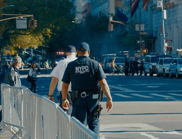 NOVA IORQUE, EUA - 01 MAIO, 2020: Policiais cumprindo suas funções nas ruas de Manhattan. Departamento de Polícia de Nova Iorque, NYPD — Fotografia de Stock