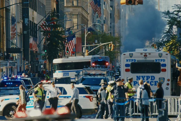 NEW YORK, USA - 01 MAY, 2020: Поліцейські виконують свої обов'язки на вулицях Манхеттена. Департамент поліції Нью - Йорка (Нью - Йорк). — стокове фото