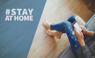 Evde izole ve rahatlatıcı genç kadın: Coronavirus önleme için sosyal medya kampanyasında evde kalın