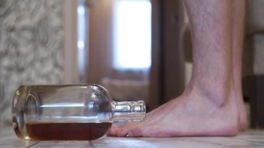 Bir şişe viski yanındaki evin etrafında şaşırtıcı genç bir sarhoş adam girer.