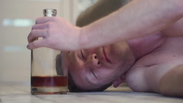 Ein Junger Betrunkener Mann Schläft Auf Dem Boden Des Hauses — Stockvideo