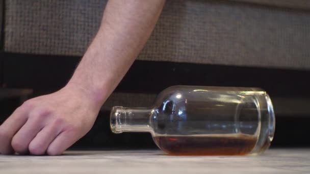 Ung Full Mann Sover Gulvet Ved Siden Flaske Whisky – stockvideo