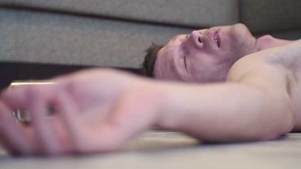 Jovem Bêbado Dorme Chão Casa Lado Uma Garrafa Uísque — Vídeo de Stock