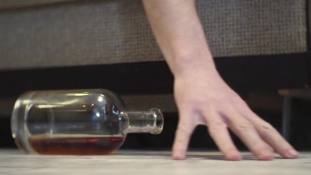 Ung Berusad Man Sover Golvet Huset Bredvid Flaska Whisky — Stockvideo