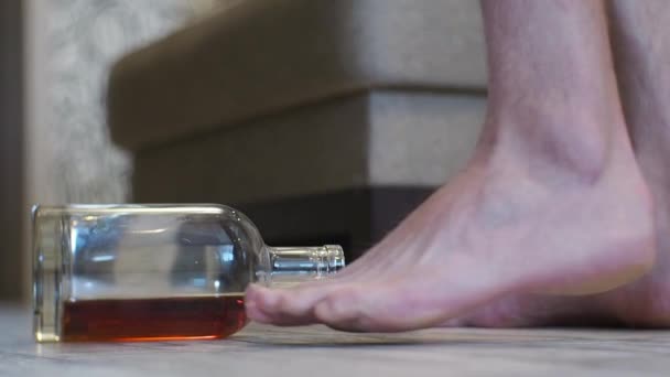 Joven Borracho Camina Tambaleándose Por Casa Junto Una Botella Whisky — Vídeo de stock