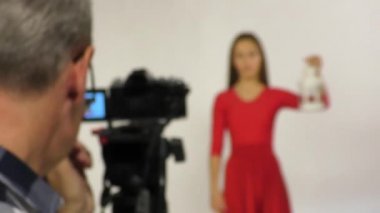 Bir fotoğraf çekimi tanınmayan insanlar. Model ve fotoğrafçı odak dışı.