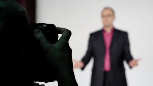 Hombre Posa Cerca Pared Durante Sesión Fotos Modelo Fotógrafo Irreconocibles — Vídeo de stock