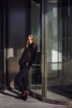 Genç kız saç rüzgarda geliştirmek. Kız siyah kürk paltolu. Sonbahar, soğuk, street, moda