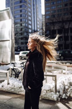 Genç kız saç rüzgarda geliştirmek. Kız siyah kürk paltolu. Sonbahar, soğuk, street, moda