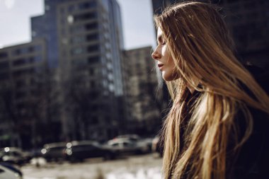 Genç kız saç rüzgarda geliştirmek. Kız siyah kürk paltolu. Sonbahar, soğuk, street, moda