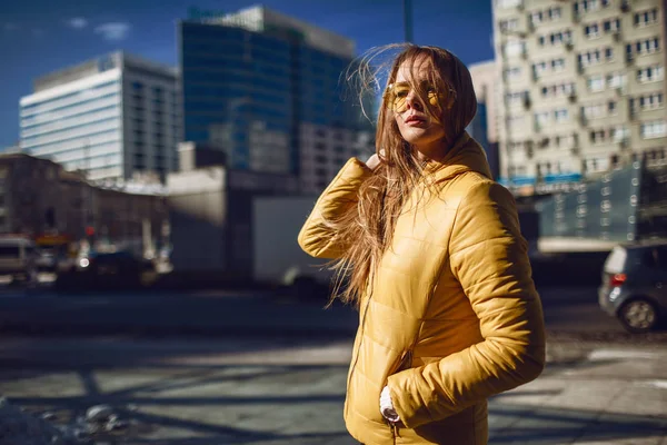 Une Jeune Femme Européenne Voyageant Avec Longs Cheveux Blonds Portant — Photo