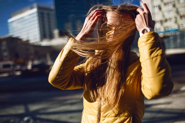 Una Joven Europea Viajando Con Pelo Largo Rubio Vistiendo Una — Foto de Stock