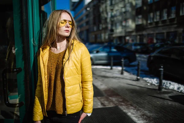 Młoda Kobieta Europejska Podróże Długimi Blond Włosami Przeciwsłonecznymi Kurtka Żółty — Zdjęcie stockowe