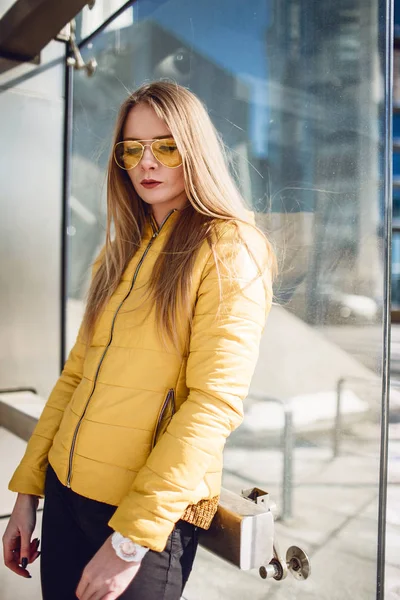 Young European Woman Traveling Long Blond Hair Wearing Yellow Jacket — Stock Photo, Image