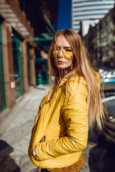 Молодая Европейская Женщина Путешествующая Длинными Светлыми Волосами Жёлтой Куртке Жёлтых — стоковое фото