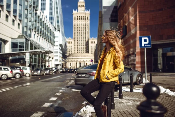 Una Joven Europea Viajando Con Pelo Largo Rubio Vistiendo Una — Foto de Stock