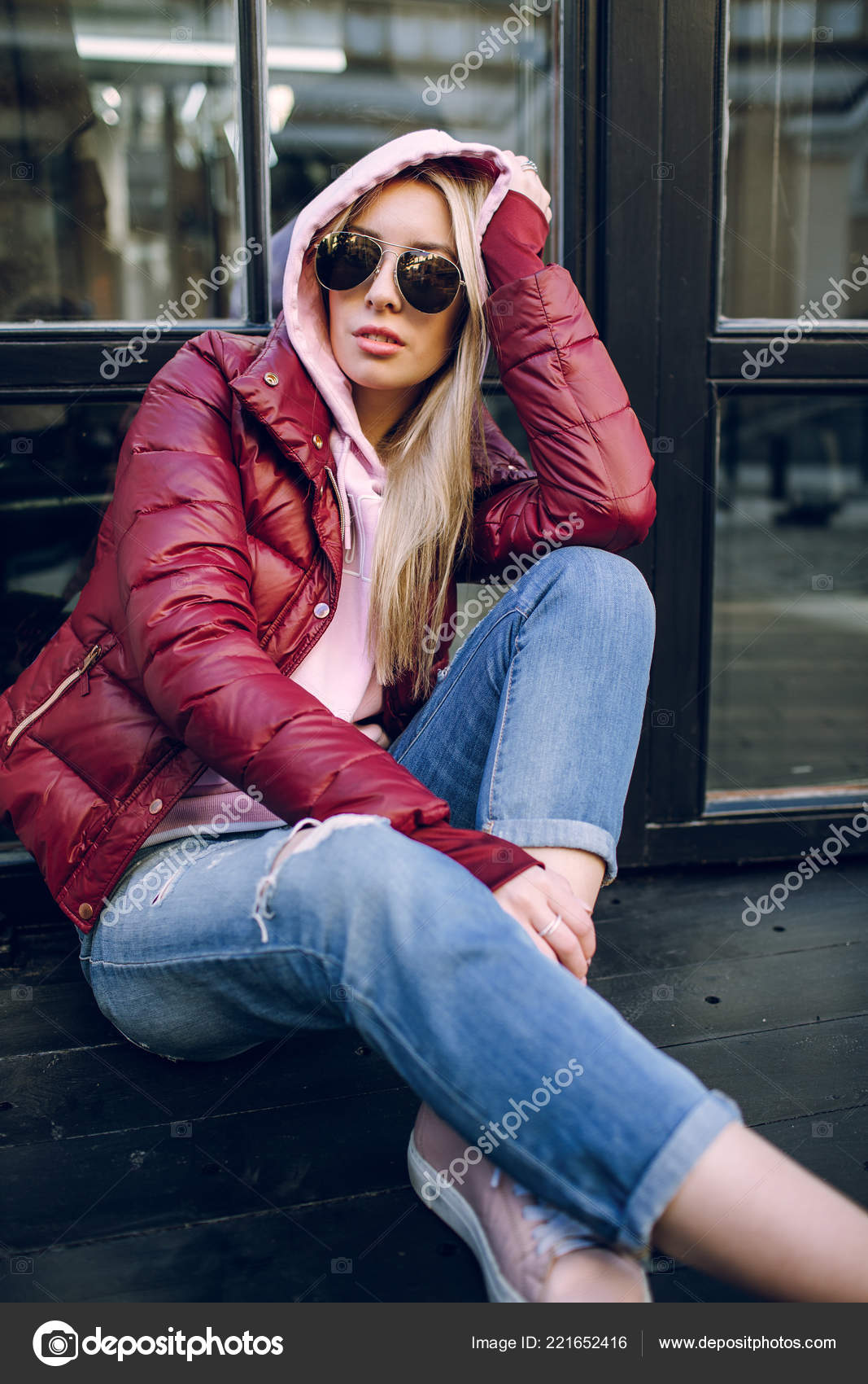 Stylisches Hipster Madchen Retro Jeans Anzug Posiert Vor Der Alten Stockfoto C Boykovi