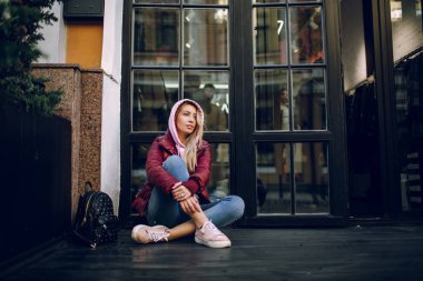 Eski tuğla duvarın önünde poz retro kot takım elbise şık hippi kız. Eski bina yanında durduğunu çanta Trendy genç kadınla. Sokak moda kavramı, gözlük