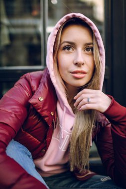 Eski tuğla duvarın önünde poz retro kot takım elbise şık hippi kız. Eski bina yanında durduğunu çanta Trendy genç kadınla. Sokak moda kavramı, gözlük