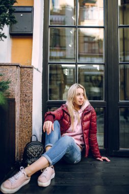 Eski tuğla duvarın önünde poz retro kot takım elbise şık hippi kız. Eski bina yanında durduğunu çanta Trendy genç kadınla. Sokak moda kavramı, gözlük
