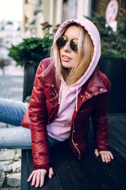 Eski tuğla duvarın önünde poz retro kot takım elbise şık hippi kız. Eski bina yanında durduğunu çanta Trendy genç kadınla. Sokak moda kavramı, gözlük