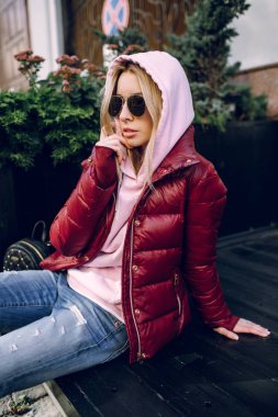 Eski tuğla duvarın önünde poz retro kot takım elbise şık hippi kız. Eski bina yanında durduğunu çanta Trendy genç kadınla. Sokak moda kavramı, gözlük