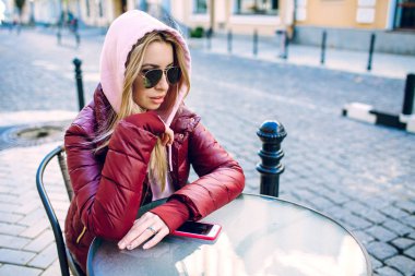 Eski tuğla duvarın önünde poz retro kot takım elbise şık hippi kız. Eski bina yanında durduğunu çanta Trendy genç kadınla. Sokak moda kavramı, gözlük