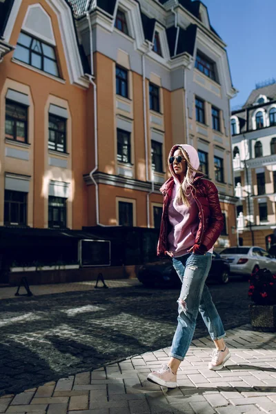 스트리트 청바지 선글라스 라이트 재킷가 날씨의 초상화 — 스톡 사진