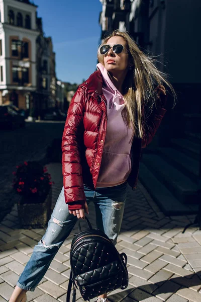 Street Fashion Concept Portrait Beautiful Girl Sitting Blue Jeans Sunglasses — Stock Photo, Image