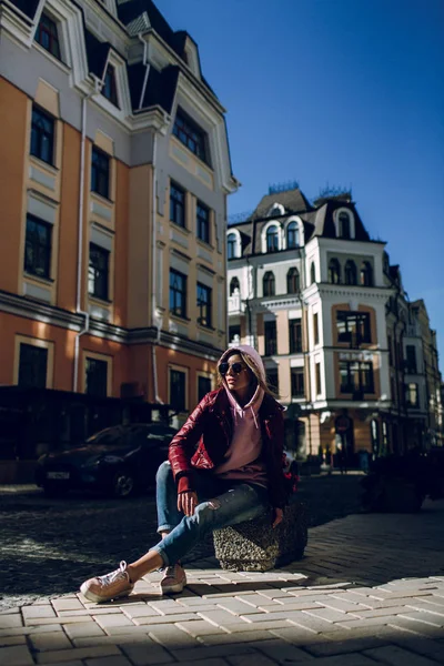 스트리트 청바지 선글라스 라이트 재킷가 날씨의 초상화 — 스톡 사진