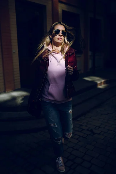 Elegante Chica Hipster Traje Jeans Retro Posando Frente Vieja Pared — Foto de Stock