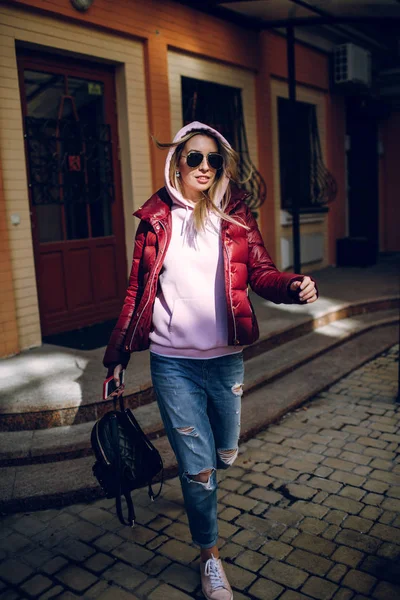 Elegante Chica Hipster Traje Jeans Retro Posando Frente Vieja Pared — Foto de Stock