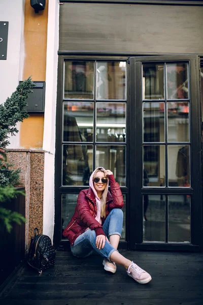 Elegante Chica Hipster Traje Jeans Retro Posando Frente Vieja Pared — Foto de Stock