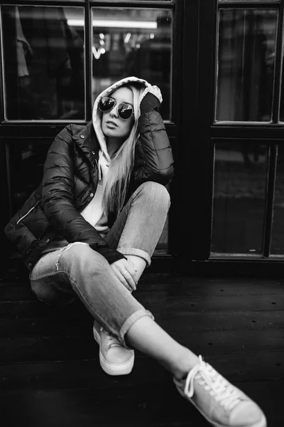 Hipster Stylowa Dziewczyna Kolorze Retro Jeans Pozują Przed Stary Mur — Zdjęcie stockowe