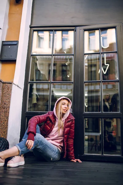 Elegante Chica Hipster Traje Jeans Retro Posando Frente Vieja Pared — Foto de Stock