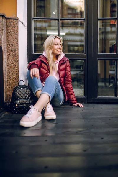 Elegante Chica Hipster Traje Jeans Retro Posando Frente Vieja Pared — Foto de Stock