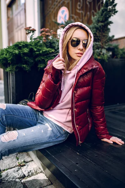 Elegante Chica Hipster Traje Jeans Retro Posando Frente Vieja Pared — Foto de Stock