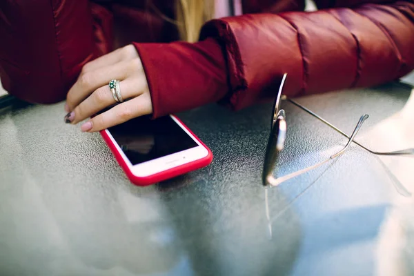 Mujer Usando Teléfono Inteligente Mesa Con Libros Colores Teléfono Con — Foto de Stock