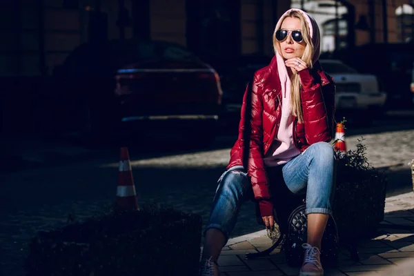 Street Fashion Concept Portrait Beautiful Girl Sitting Blue Jeans Sunglasses — Stock Photo, Image