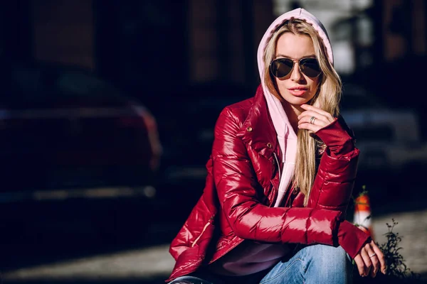 Street Fashion Konceptet Porträtt Vacker Flicka Som Sitter Utanför Blå — Stockfoto