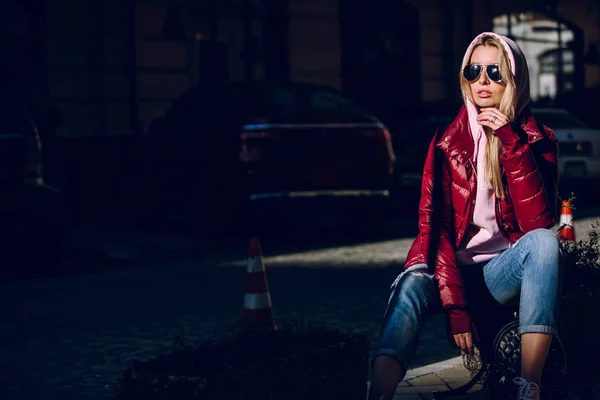 Street Fashion Concept Portrait Beautiful Girl Sitting Blue Jeans Sunglasses — Stock Photo, Image