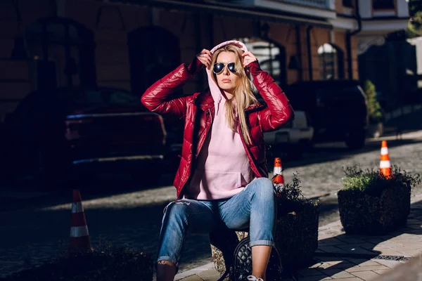 Conceito Moda Rua Retrato Uma Linda Garota Sentada Fora Jeans — Fotografia de Stock