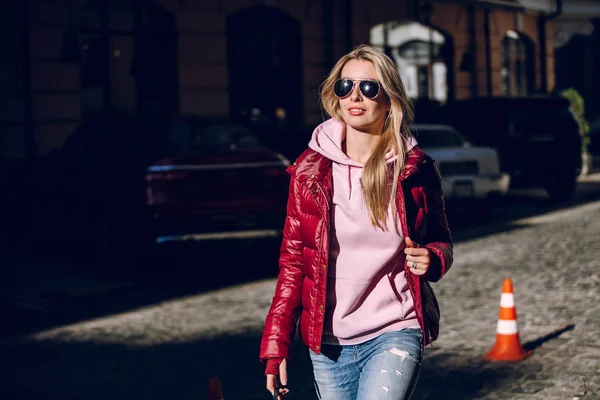 Concepto Moda Callejera Retrato Una Hermosa Chica Sentada Afuera Vaqueros — Foto de Stock