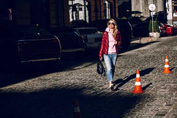 Pouliční Móda Koncept Portrét Krásnou Dívku Sedět Venku Modré Džíny — Stock fotografie